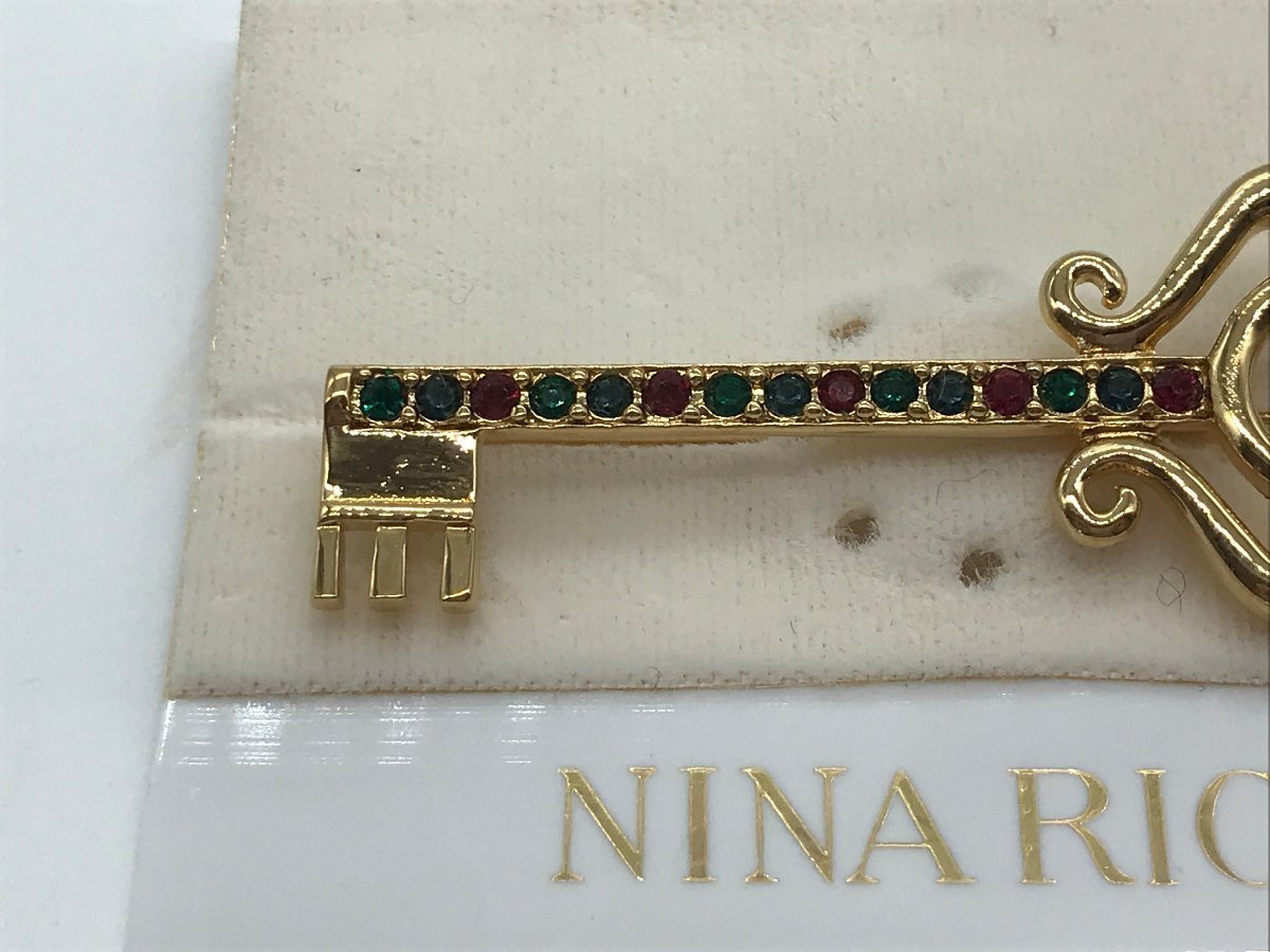■【YS-1】 未使用 ■ ニナリッチ NINARICCI ブローチ ■ キー 鍵 モチーフ GP ゴールド系 カラーストーン付き 全長6,5cm【同梱可能商品】K_画像2