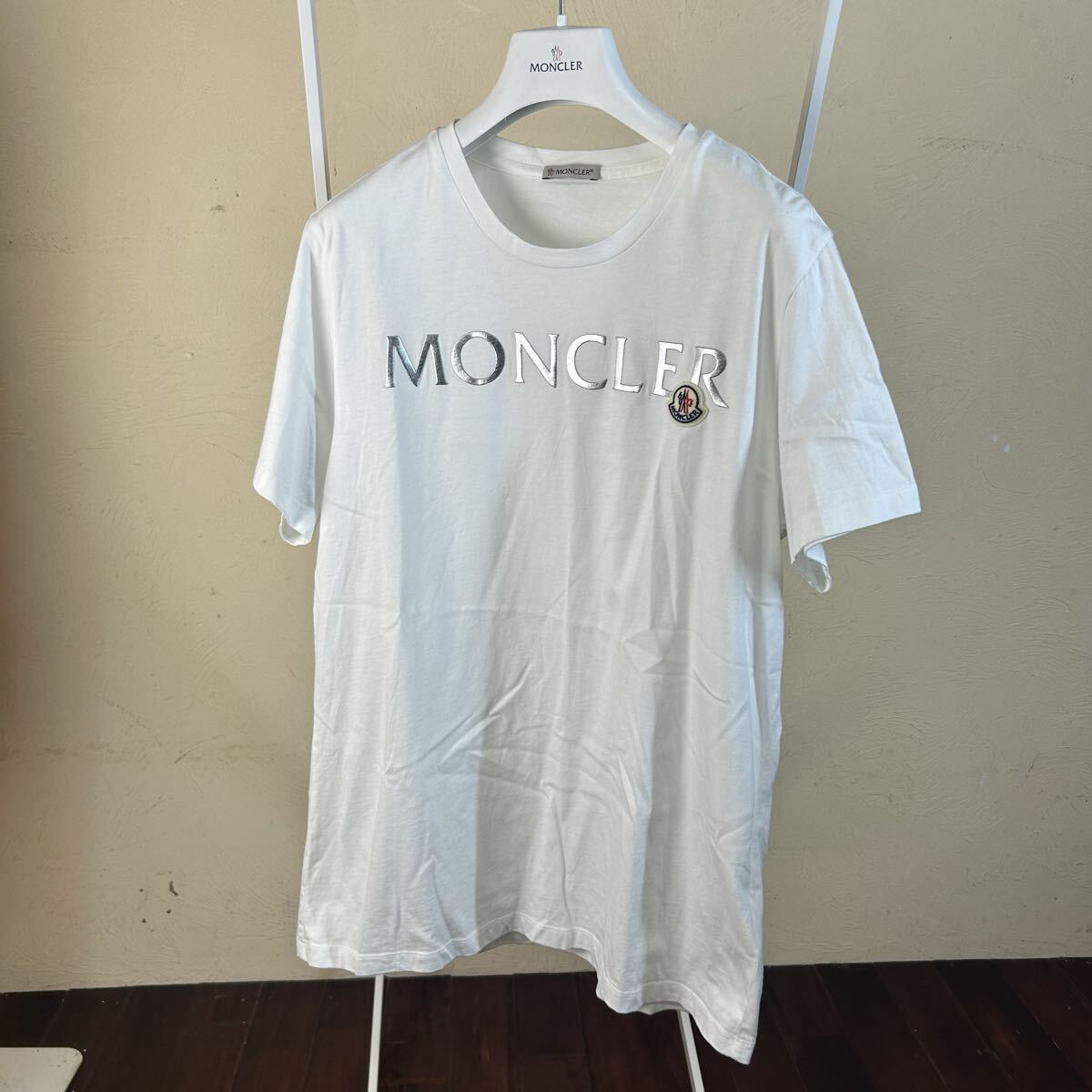極美品 モンクレール 半袖 Tシャツ ロゴワッペン ホワイトS 美品】MONCLER モンクレール半袖Tシャツシルバーロゴワッペン白L