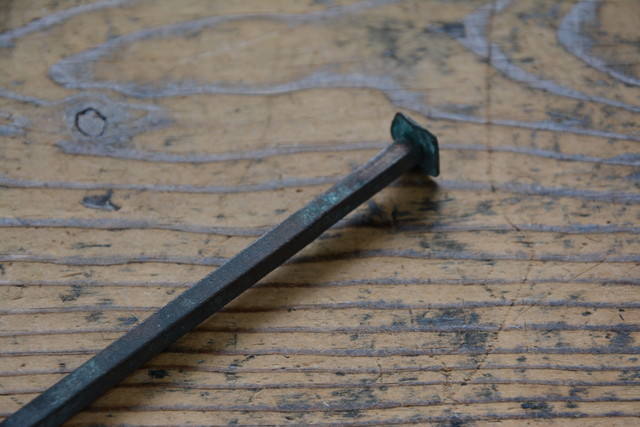 NO.6263 古い銅の角釘 103mm 検索用語→A50gアンティークビンテージ古道具金物折れ釘和釘舟釘船釘宮大工火打フック神社仏閣オブジェ_画像2