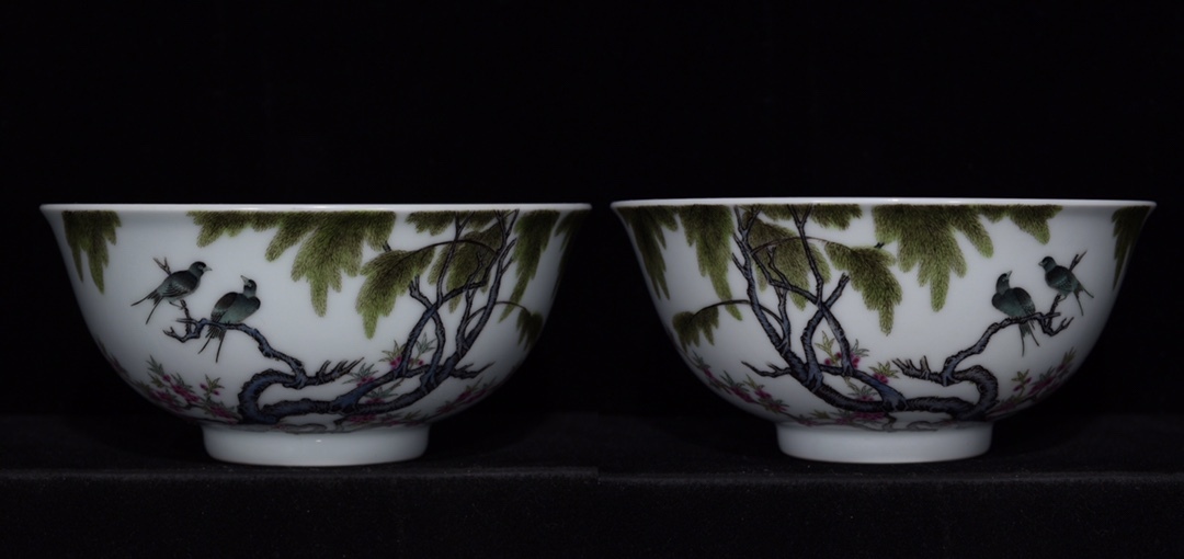 琺瑯彩　団蝶紋碗(対) 雍正年製　中国古美術古玩　白磁に繊細な蝶紋様の茶碗 粉彩団蝶文碗｜展示中の日本・東洋のやきもの｜コレクション
