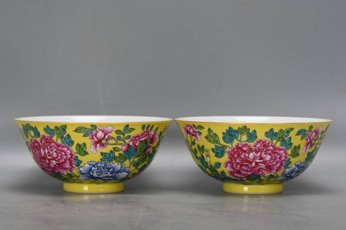 YH150■清雍正年製 琺瑯彩 黄地花卉紋碗一対 珍品 共箱 時代物 古玩 唐物 古陶磁器■_画像2