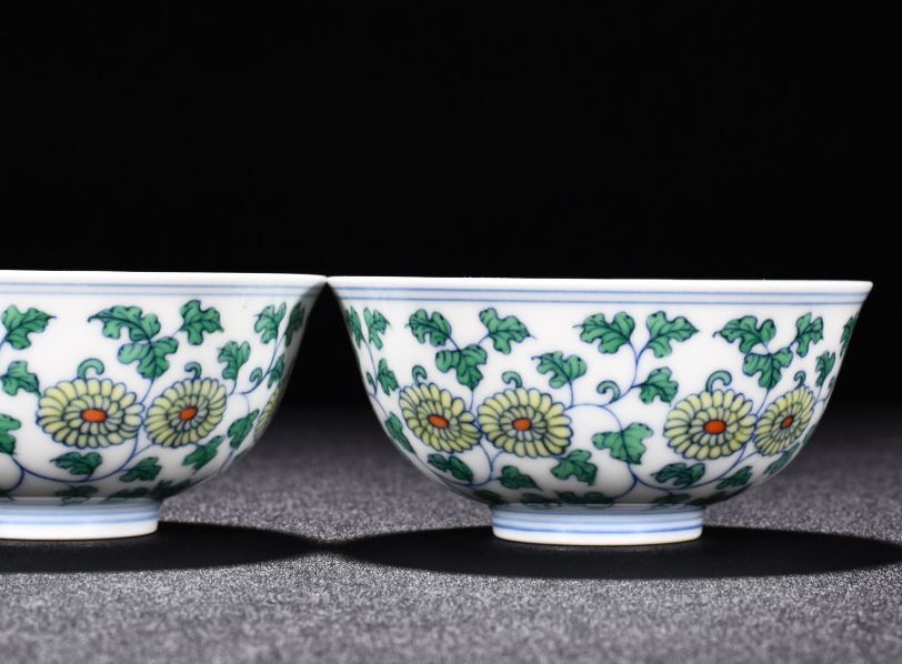 TB330■大明成化年製 闘彩菊花花卉紋杯2客 古美術品 古陶磁器 時代物■_画像8