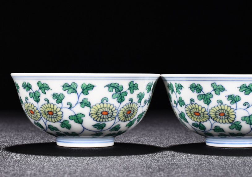 TB330■大明成化年製 闘彩菊花花卉紋杯2客 古美術品 古陶磁器 時代物■_画像7