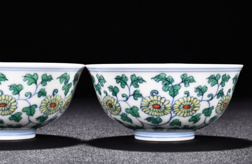 TB330■大明成化年製 闘彩菊花花卉紋杯2客 古美術品 古陶磁器 時代物■_画像4