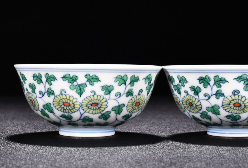 TB330■大明成化年製 闘彩菊花花卉紋杯2客 古美術品 古陶磁器 時代物■_画像3