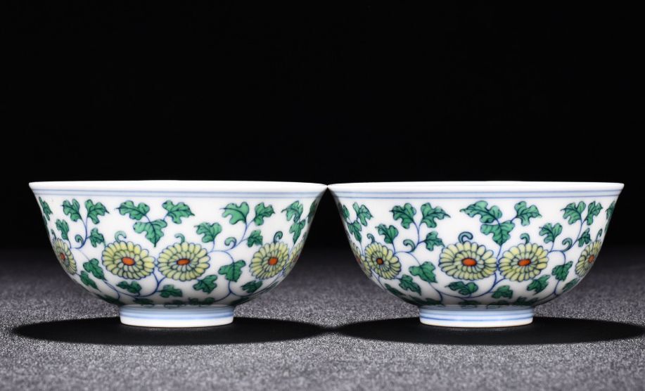 TB330■大明成化年製 闘彩菊花花卉紋杯2客 古美術品 古陶磁器 時代物■_画像2