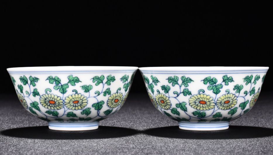 TB330■大明成化年製 闘彩菊花花卉紋杯2客 古美術品 古陶磁器 時代物■_画像5