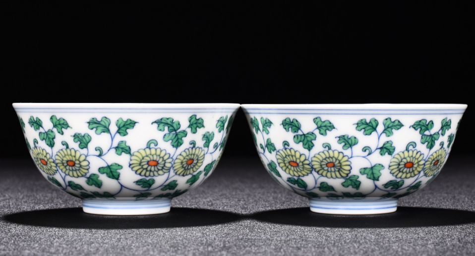 TB330■大明成化年製 闘彩菊花花卉紋杯2客 古美術品 古陶磁器 時代物■_画像6