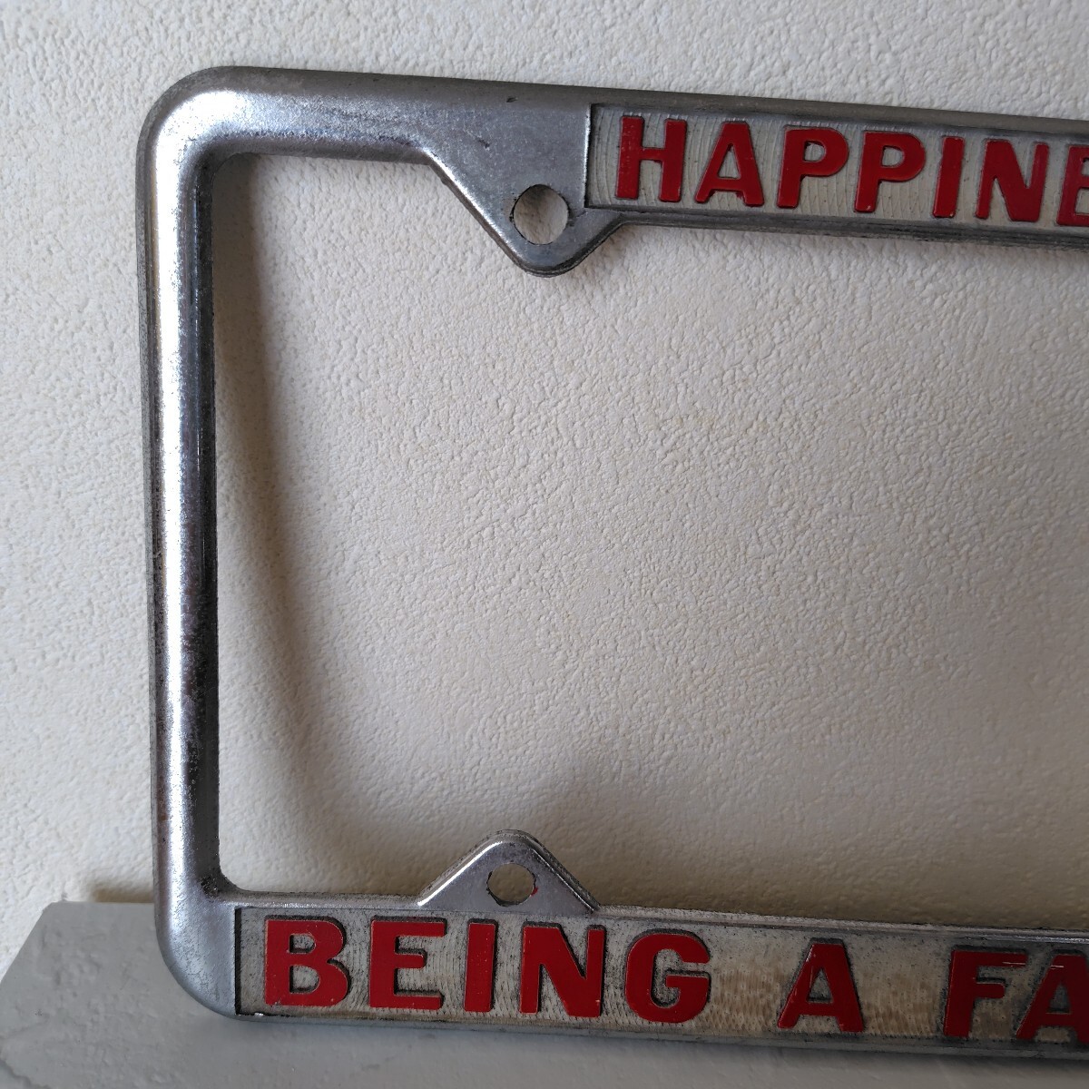 ヴィンテージ70s USA ナンバープレート・フレーム HAPINESS IS...BEING A FAMILY 31.3cmx17.3cm_画像3