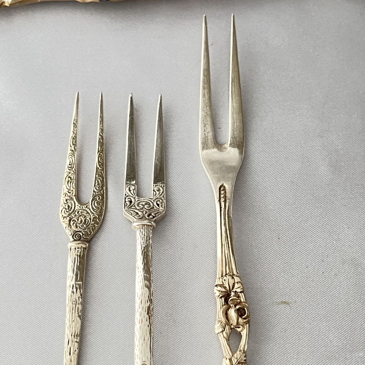 【ドイツ】 オードブルピック 3本【純銀】ヒルデスハイムローズ / パンジー ドイツ】 オードブルピック 3本【純銀】ヒルデスハイムローズ