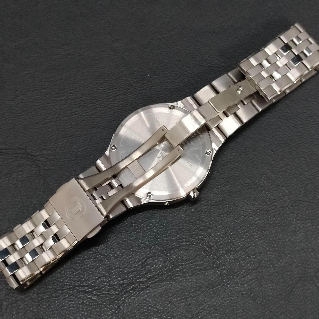 極美品　CITIZEN　シチズン　スクエア　ゴールド　ホワイト　ソーラー　腕時計 極美品 シチズン エクシード カットガラス ゴールド シルバー