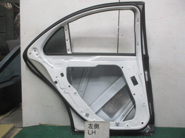 ベンツ Sクラス S400h W222 リヤ リア左ドアパネル 799 A2227320010 ＊個人宅配送不可＊_画像2