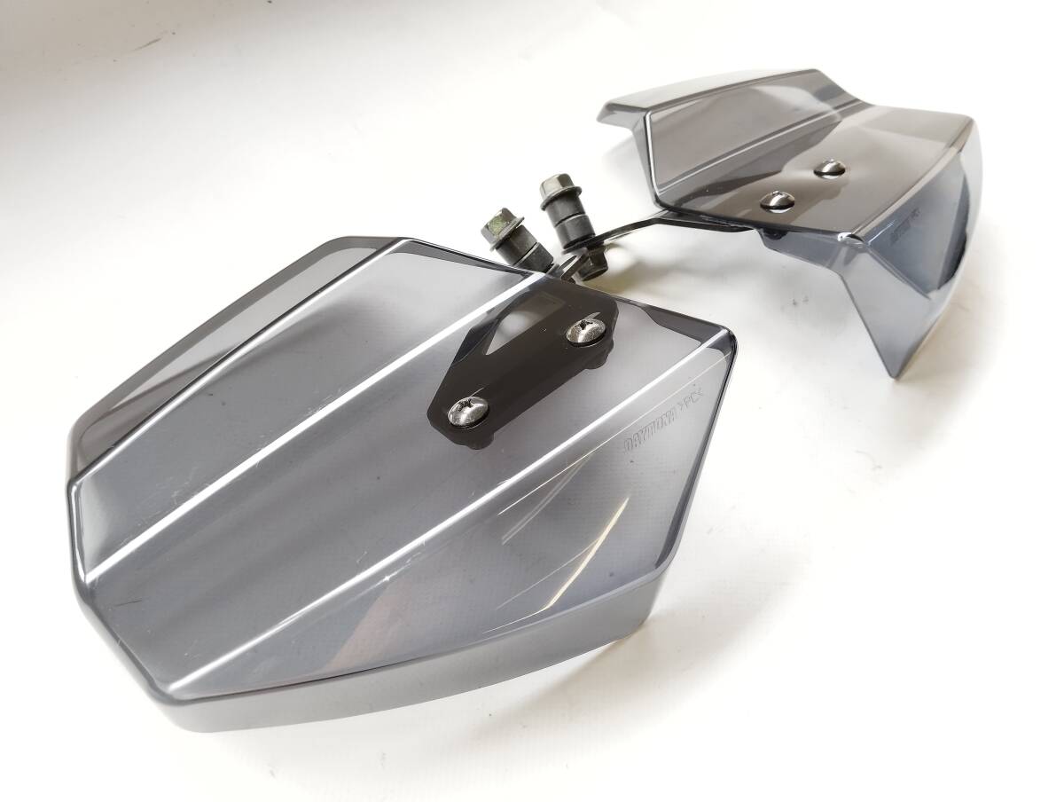 【794】DAYTONA デイトナ エアロナックルバイザー 左右セット スモーク 品番90962 取付けステー付き(品番70874) キズあり 中古パーツ_画像2