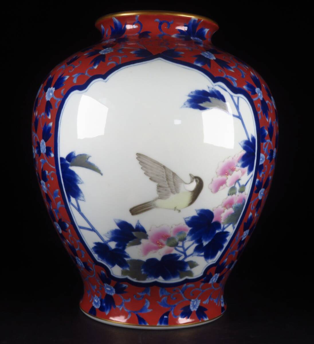 【SAKURAYA】【三方割花鳥外濃文花瓶/宮內庁御用達 深川制磁】染錦 赤地 金彩 窓絵 飾壺 壷 花器 細密絵付 共箱 骨董品 古美術品 高さ32cm