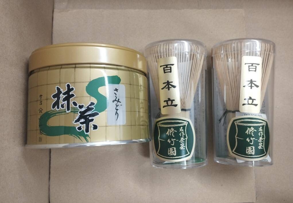 山政小山園　さみどり１５０ｇ缶　宇治 抹茶　特選茶筅百本立１個 抹茶】さみどり – 山政小山園 【公式】オンラインショップ