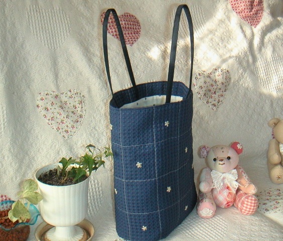 即決　ハンドメイド　マーガレット刺繍のバケツ型バック　紺　送料185円_画像3