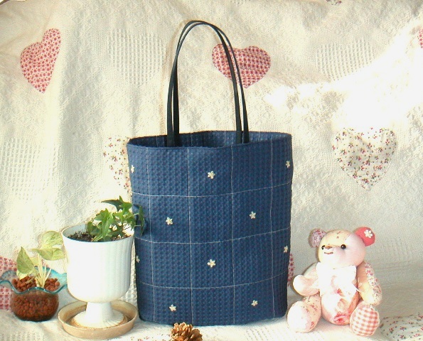 即決　ハンドメイド　マーガレット刺繍のバケツ型バック　紺　送料185円_画像1