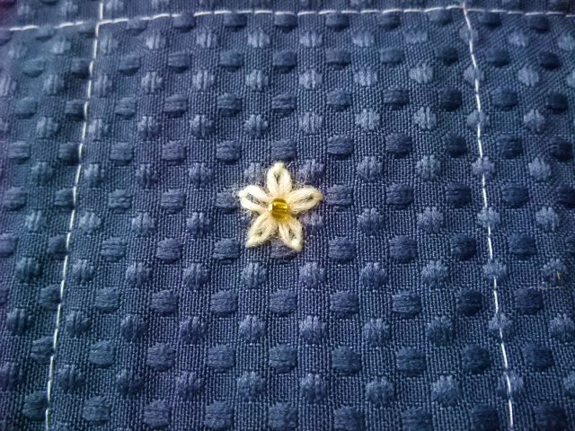 即決　ハンドメイド　マーガレット刺繍のバケツ型バック　紺　送料185円_画像2