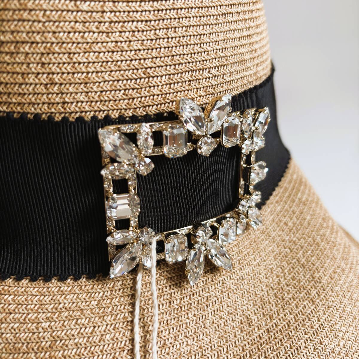 Roger Vivier(ロジェ ヴィヴィエ) ブロッシュ ラフィア ハット Roger Vivier(ロジェ ヴィヴィエ) ブロッシュ ラフィア ハット