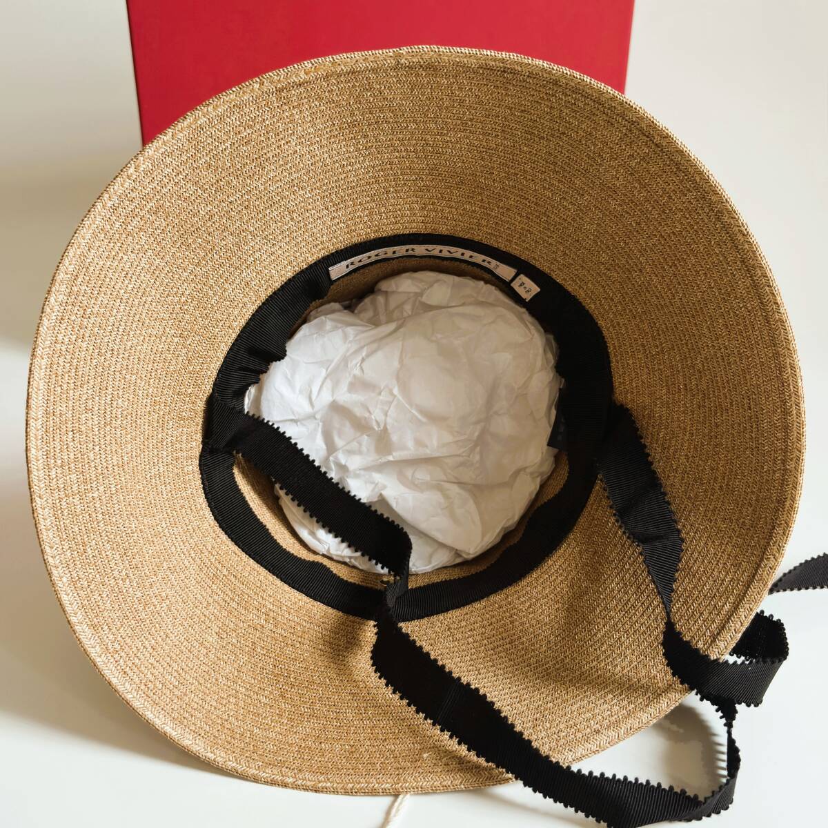 Roger Vivier（ロジェ ヴィヴィエ） ブロッシュ ラフィア ハット