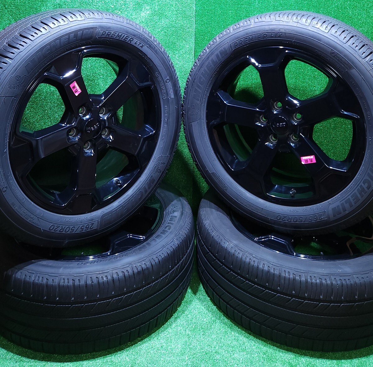 ジープ　グランドチェロキー アップランド限定車　純正 20インチホイール20X8J 127.0 BCD　MICHELIN 265/50R20 107V 2021年製 4本 (AA-3)_画像1