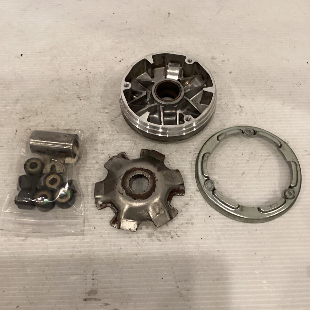 B52-35 スズキ アドレスV100 CE13A プーリー セット　純正部品_画像1
