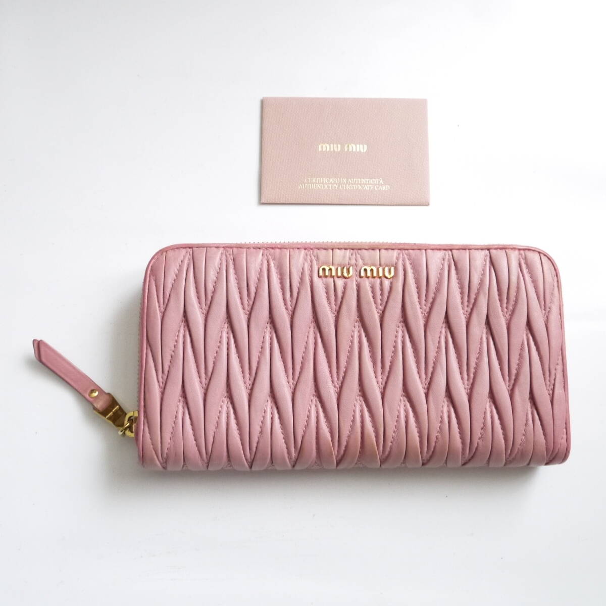 ￥$ 美品 $ 大人気♪◆ miumiu ◆ ミュウミュウ ◆ マテラッセ 本革 レザー製◆ ラウンドファスナー 長財布◆ ストロベリーピンク◆ 送料無_画像1