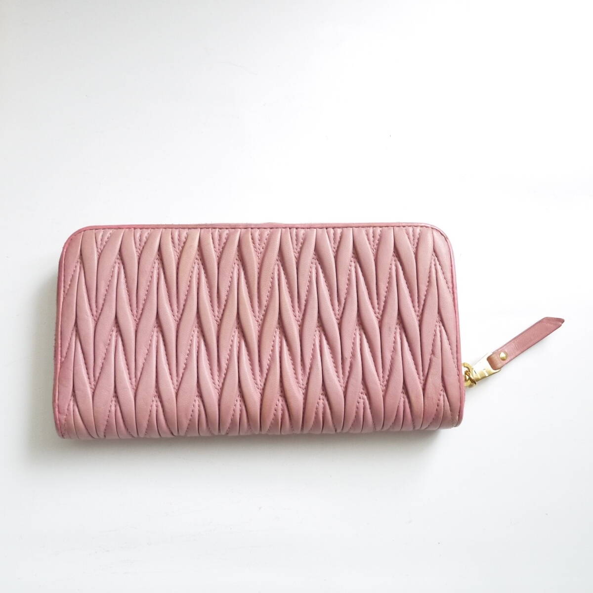 ￥$ 美品 $ 大人気♪◆ miumiu ◆ ミュウミュウ ◆ マテラッセ 本革 レザー製◆ ラウンドファスナー 長財布◆ ストロベリーピンク◆ 送料無_画像4