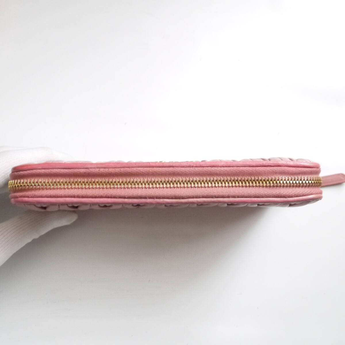 ￥$ 美品 $ 大人気♪◆ miumiu ◆ ミュウミュウ ◆ マテラッセ 本革 レザー製◆ ラウンドファスナー 長財布◆ ストロベリーピンク◆ 送料無_画像6