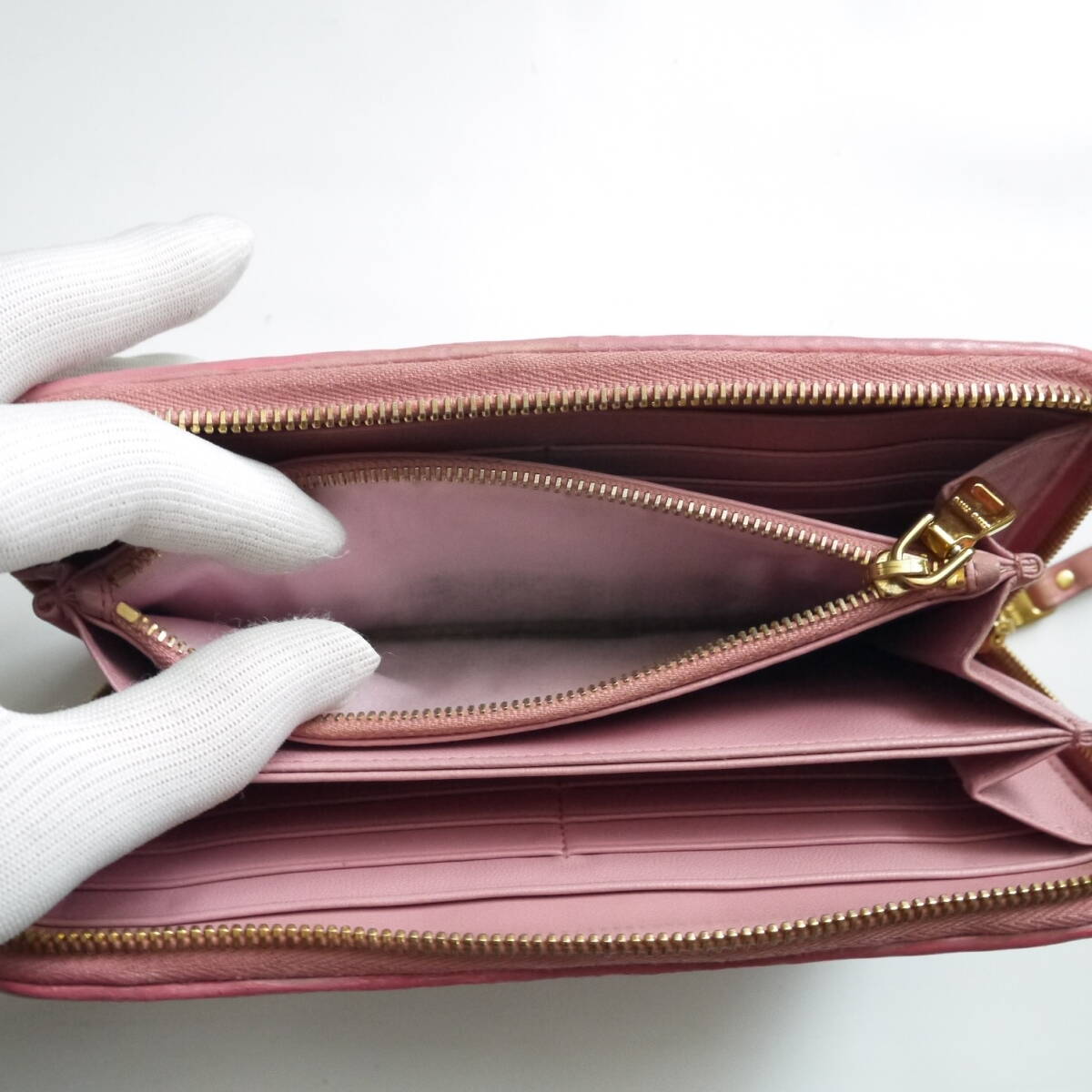 ￥$ 美品 $ 大人気♪◆ miumiu ◆ ミュウミュウ ◆ マテラッセ 本革 レザー製◆ ラウンドファスナー 長財布◆ ストロベリーピンク◆ 送料無_画像9