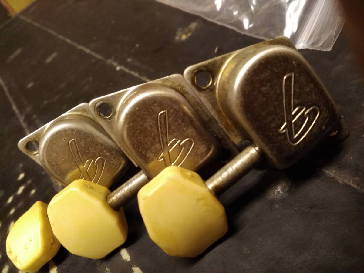 1966 FENDER MUSTANG　PEG×３　ジャンク・部品取りに_画像1