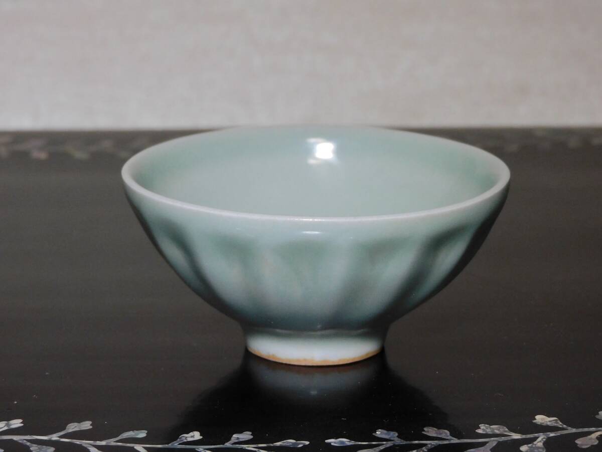 中国宋時代曜州窯或いは竜泉窯青磁菊紋茶碗(焼き不良品) 宋時代 龍泉窯 青磁茶碗 箱付 九州小品コレクター所蔵品 宋(宋