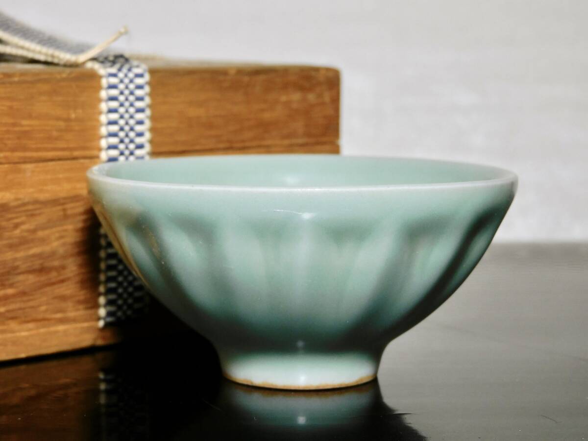 中国宋時代曜州窯或いは竜泉窯青磁菊紋茶碗(焼き不良品) 宋時代 龍泉窯 青磁茶碗 箱付 九州小品コレクター所蔵品 宋(宋