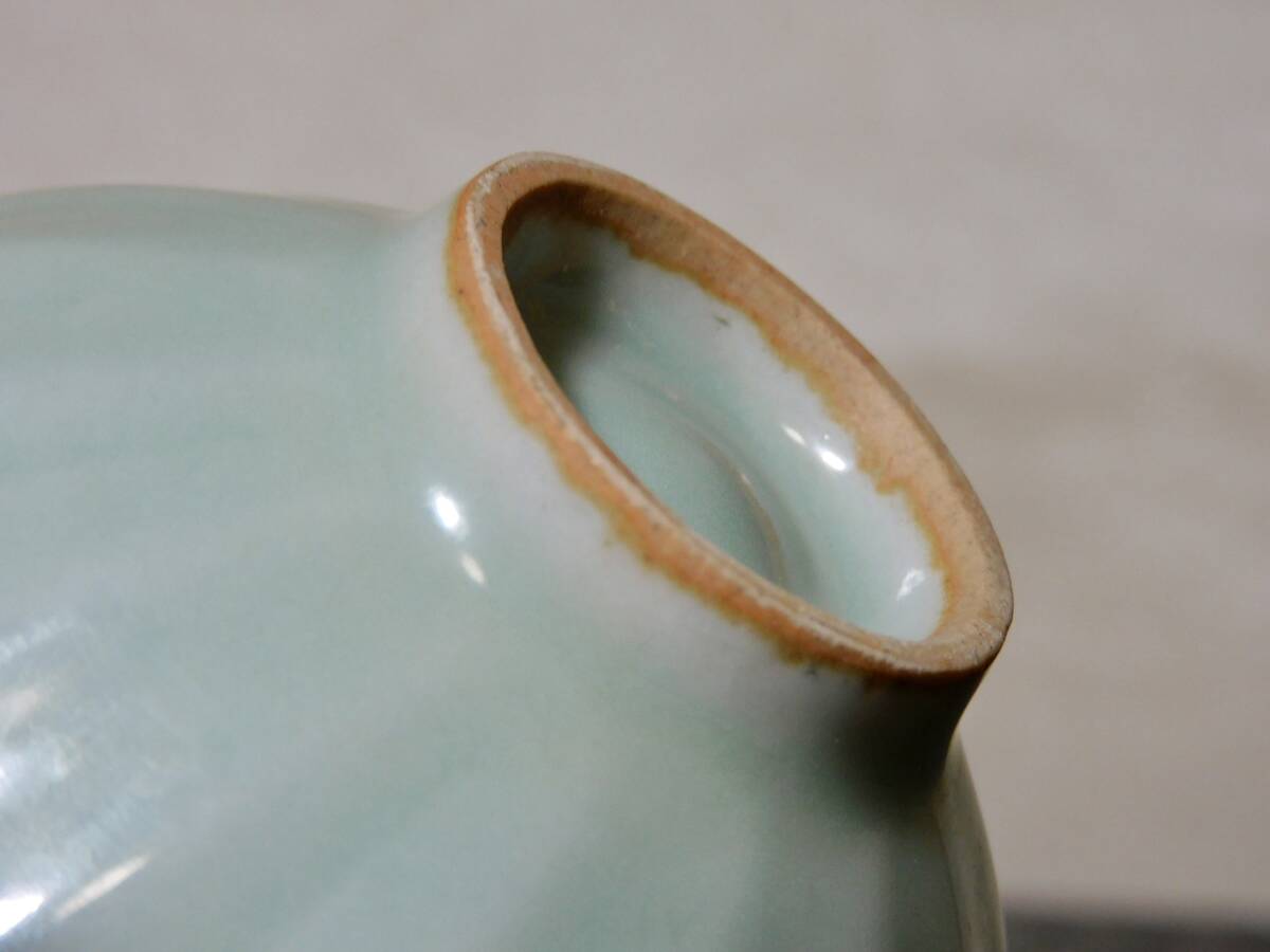 中国宋時代曜州窯或いは竜泉窯青磁菊紋茶碗(焼き不良品) 宋時代 龍泉窯 青磁茶碗 箱付 九州小品コレクター所蔵品 宋(宋