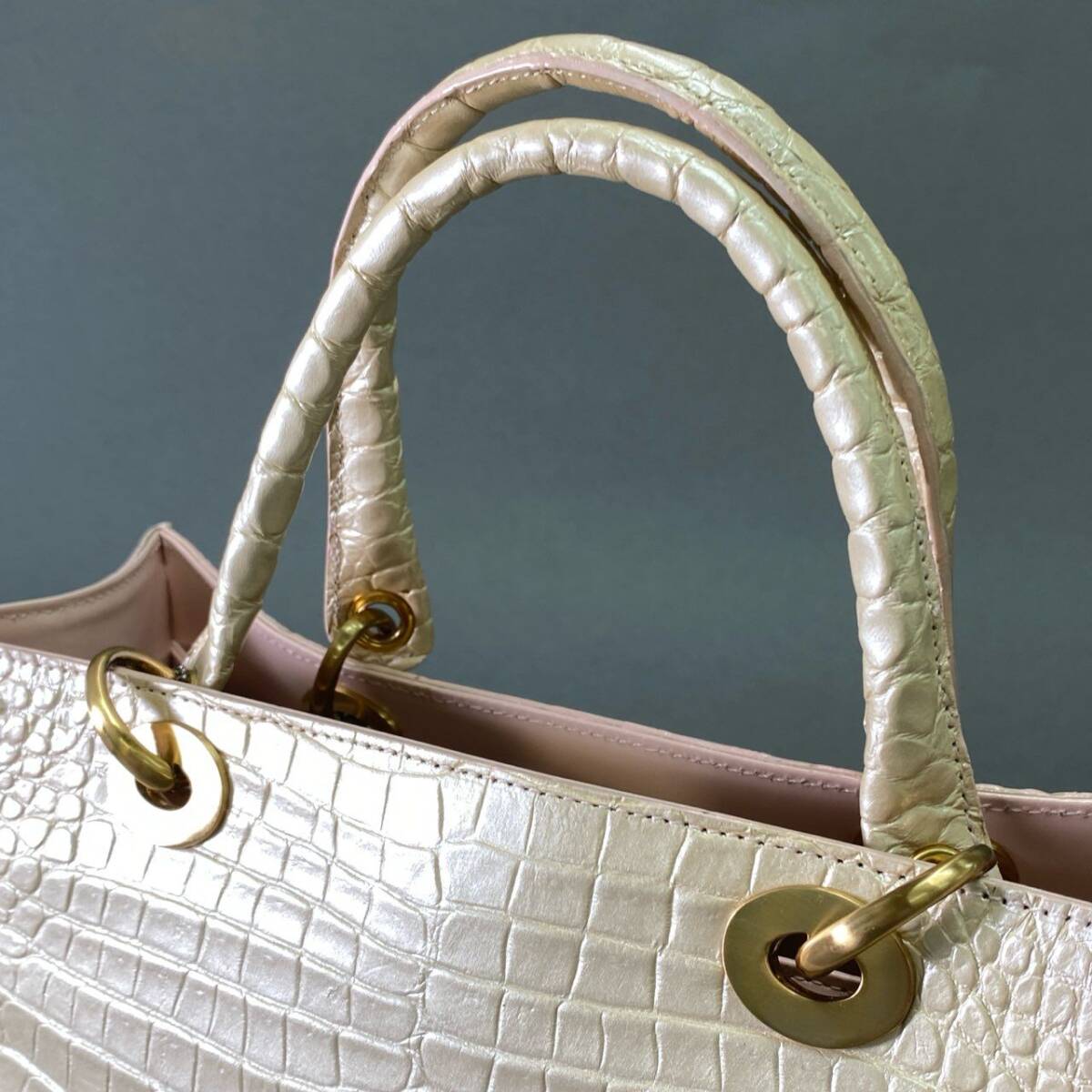 Fe18 《美品》 JRA認定☆ SANPO サンポー クロコダイルレザー センター取り トートバッグ 本クロコ シャンパンゴールド ワニ革_画像5