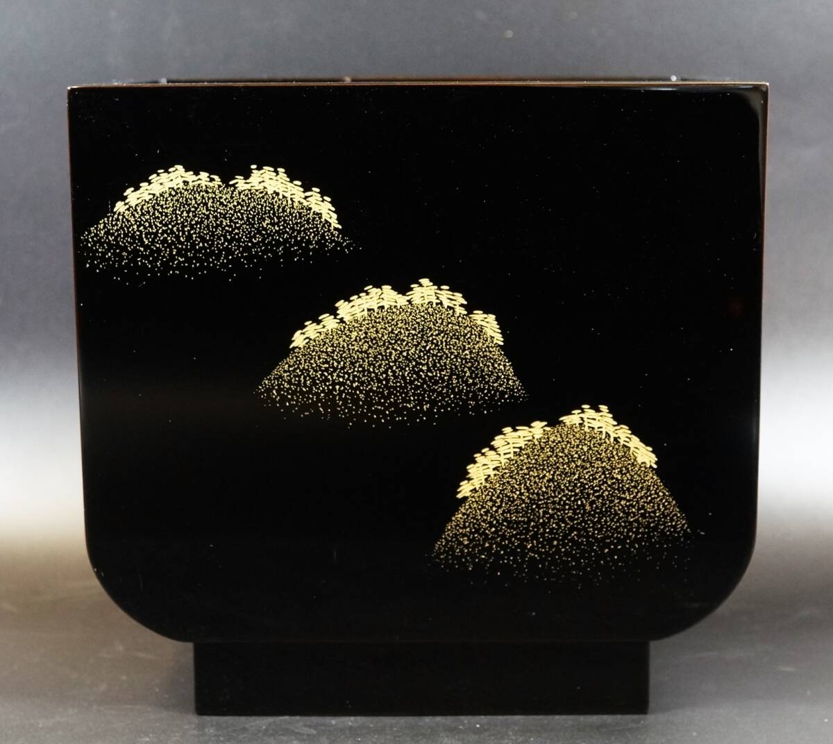 ■壱■輪島塗巨匠 角偉三郎 沈金蒔絵遠山松林文花器/花入 針彫銘 木製漆器 共箱 共栞 華道具 茶道具■_画像1