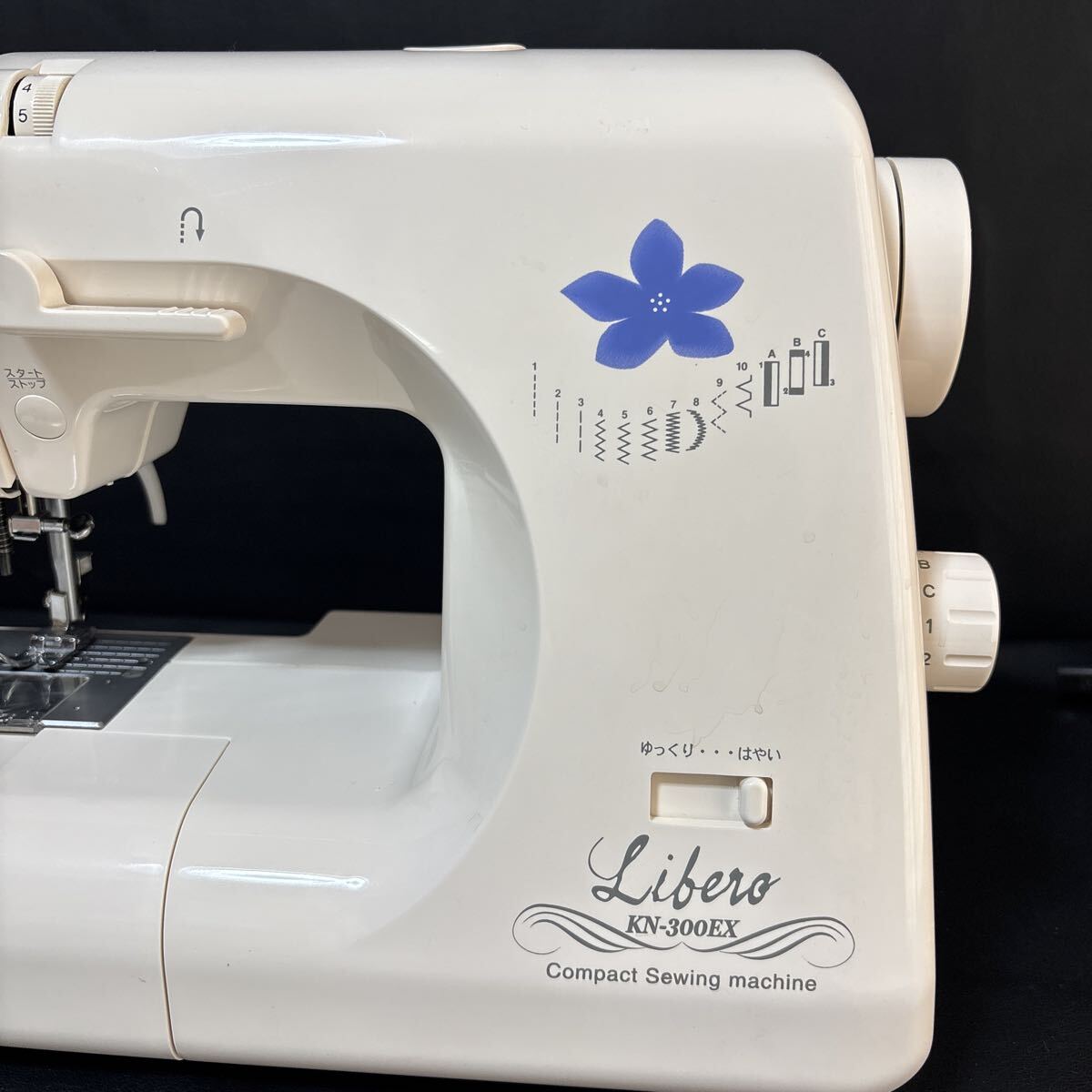 SINGER シンガーミシン MERRITT Libero KN-300EX コンパクトミシン 卓士ミシン 電動ミシン SINGER ミシン 説明書付き_画像3