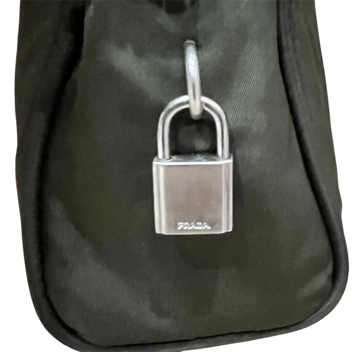 PRADA プラダ スポーツ ナイロンマフラー オリーブ カーキ PRADA ナイロン カーキ ハンドバッグ 鍵付き 三角ロゴ オリーブ