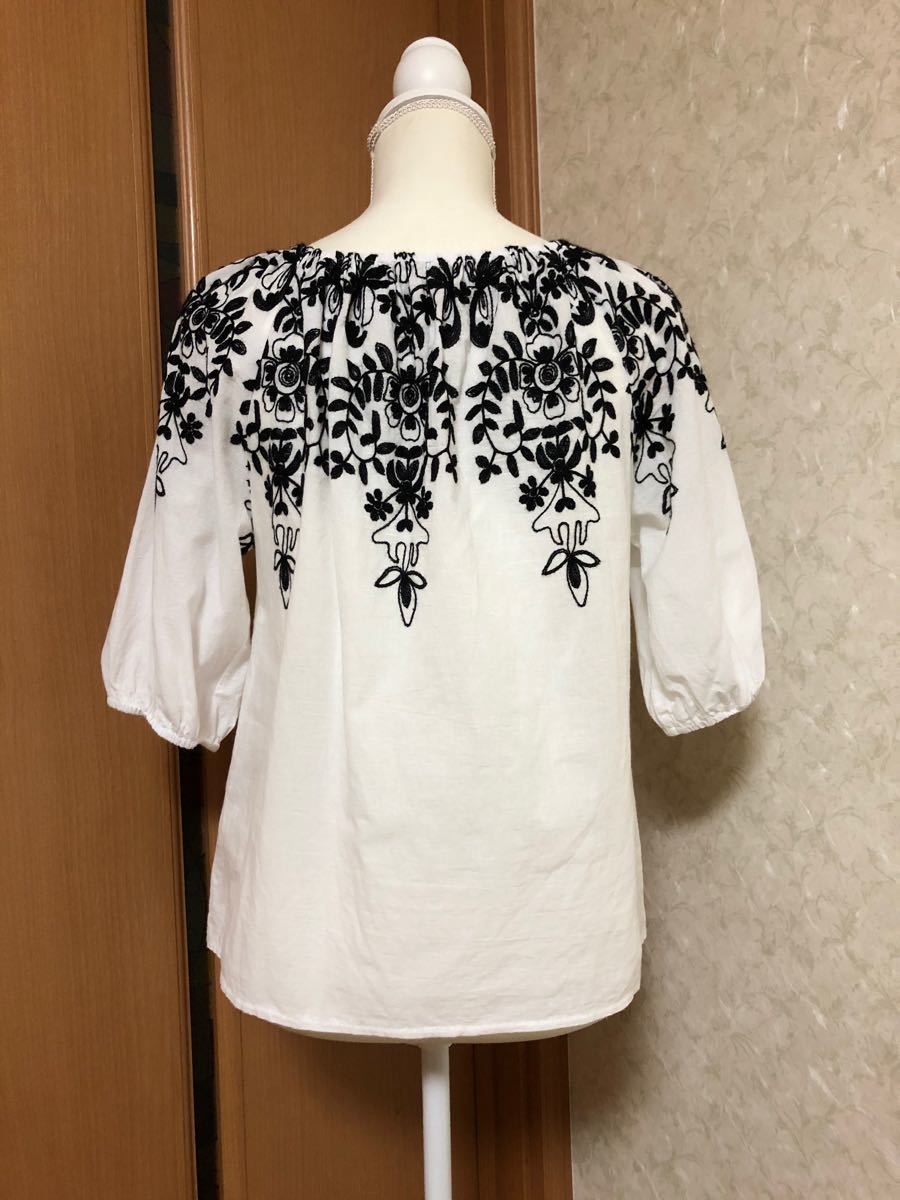 Paypayフリマ 花刺繍 トップス ホワイト ブラック Paypayフリマ 花刺繍 トップス ホワイト ブラック