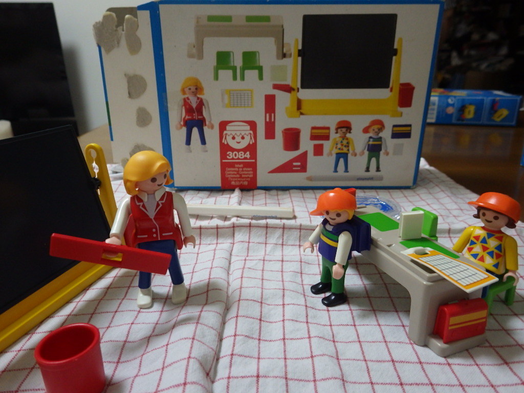 * Play Mobil 3084 school. .. Junk *