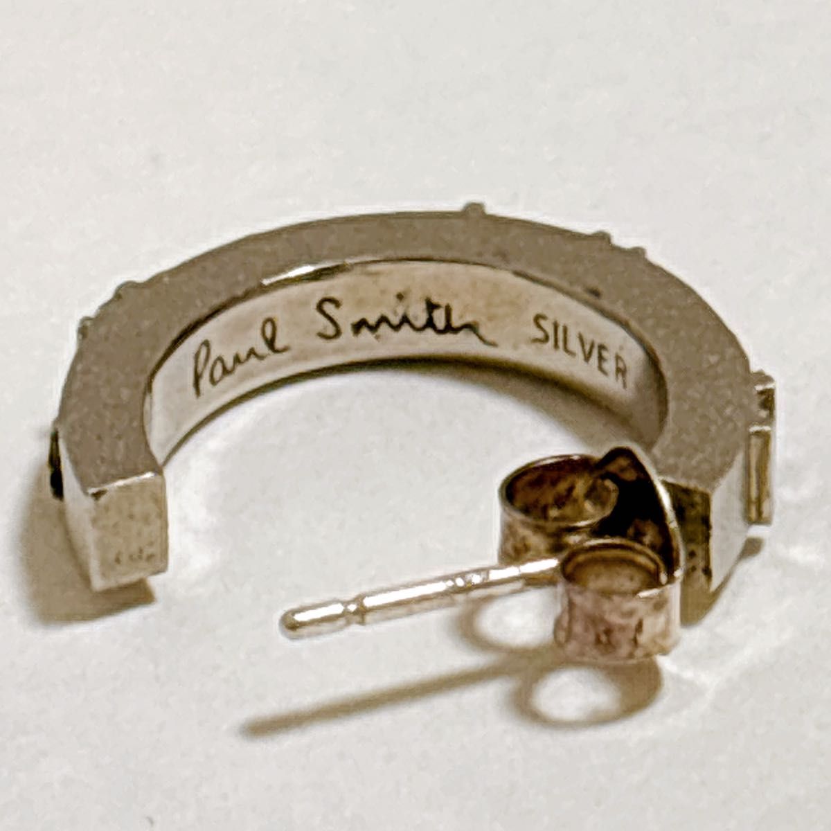 Paul Smith シルバー ピアス 未使用 Paul Smith ポールスミス 片耳 ピアス カービングロゴ Carving