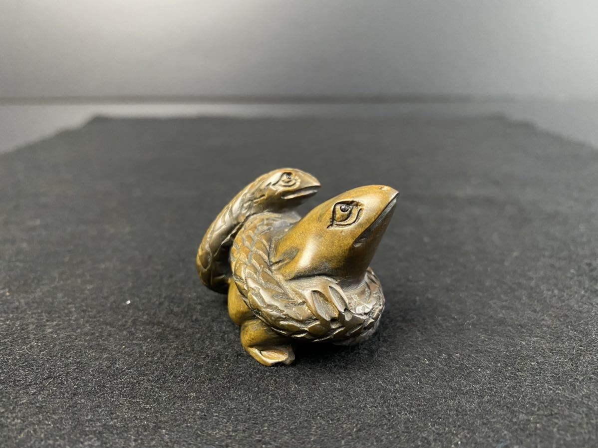 [r449] из дерева netsuke .. маленький . скульптура .. предмет дым . inserting дерево гравюра ..