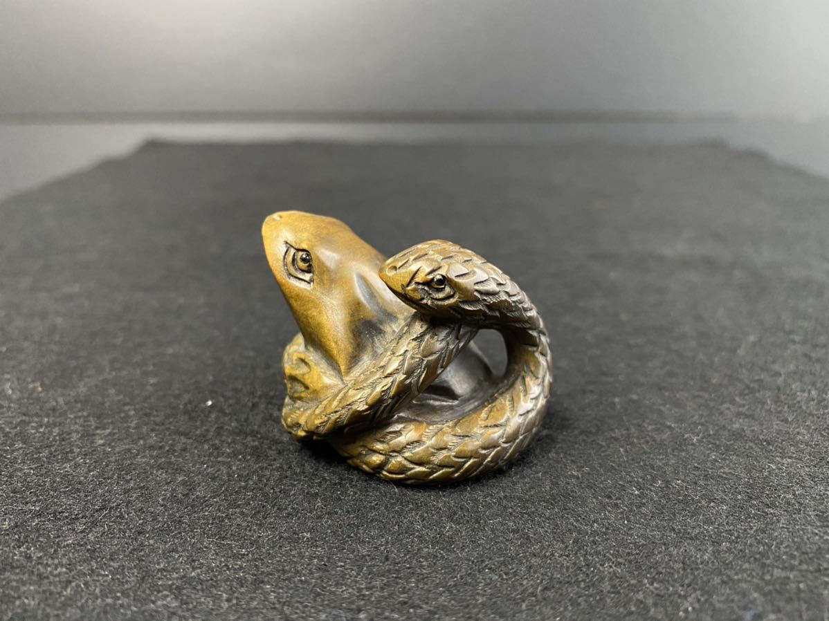 [r449] из дерева netsuke .. маленький . скульптура .. предмет дым . inserting дерево гравюра ..