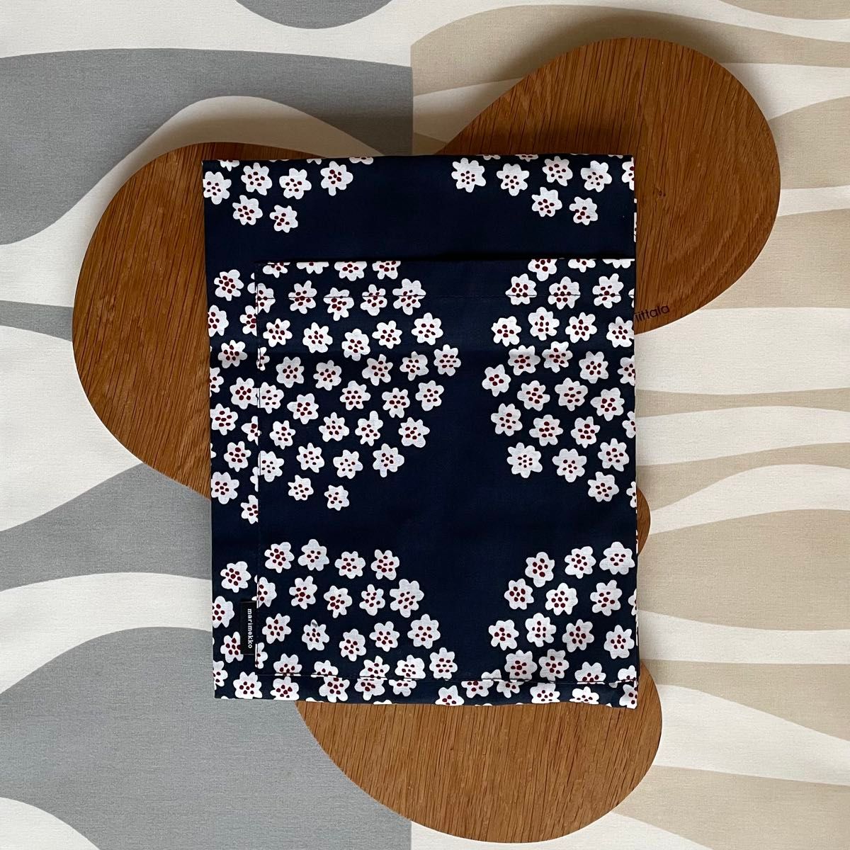 新品 marimekko Puketti プケッティ エプロン ダークブルー 新品 marimekko Puketti マリメッコ プケッティ エプロン ダーク