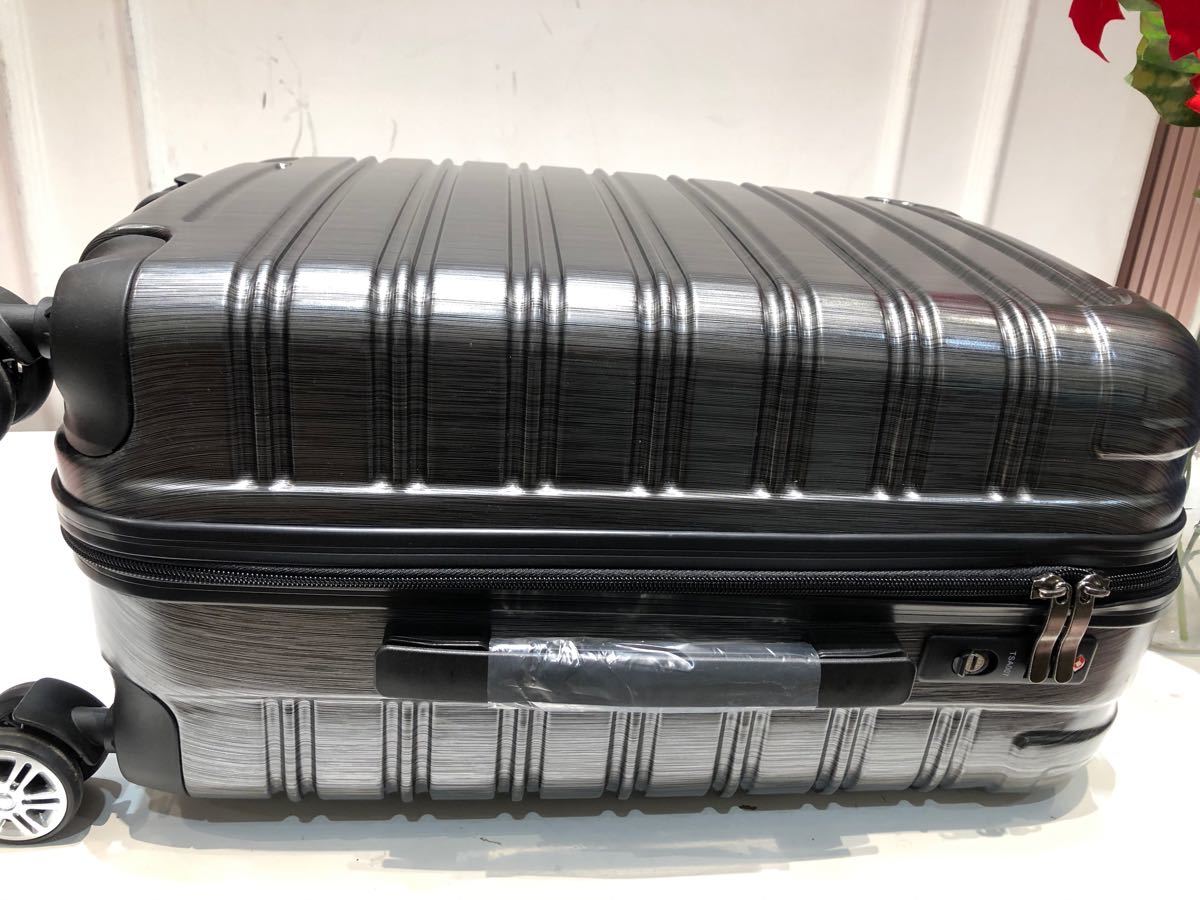 中型軽量スーツケース　TSAロック　ブラック　 Mサイズ軽量キャリーバッグ