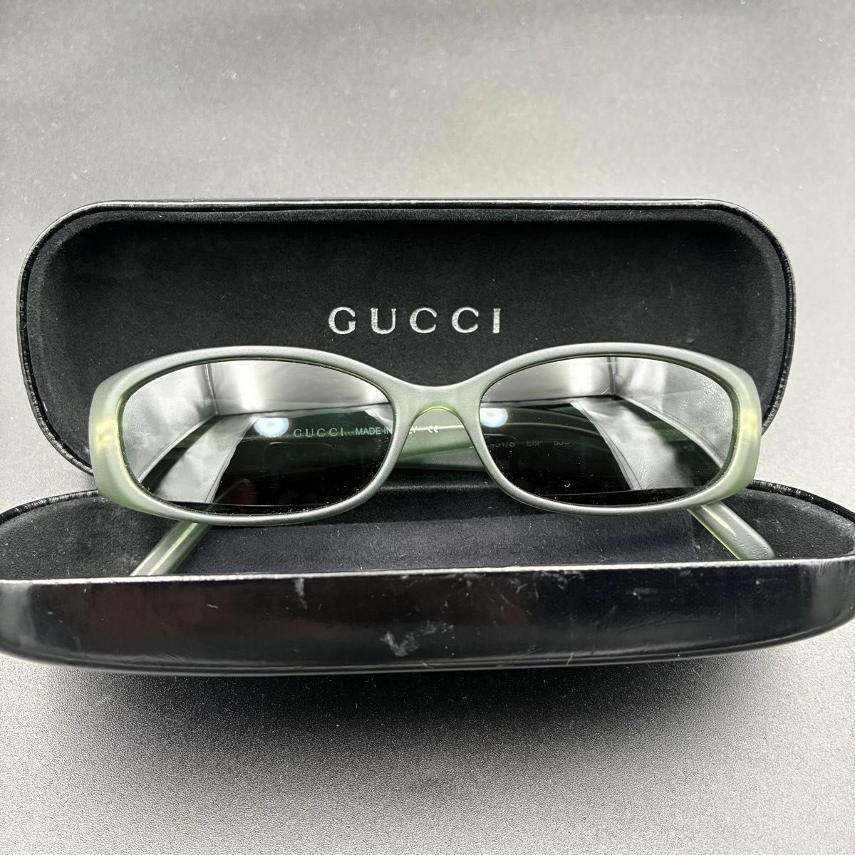 GUCCI サングラス ブラックフレーム グリーンレンズ GUCCI サングラス カラーレンズ グリーン ブラック ケース付き