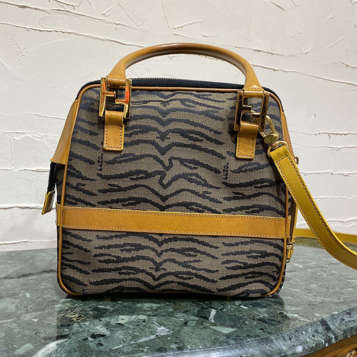 VINTAGE OLD FENDI ゼブラ柄 2WAYハンドバッグ ショルダーバッグ ズッカ オールドフェンディ ヴィンテージバッグ レア 斜め掛け