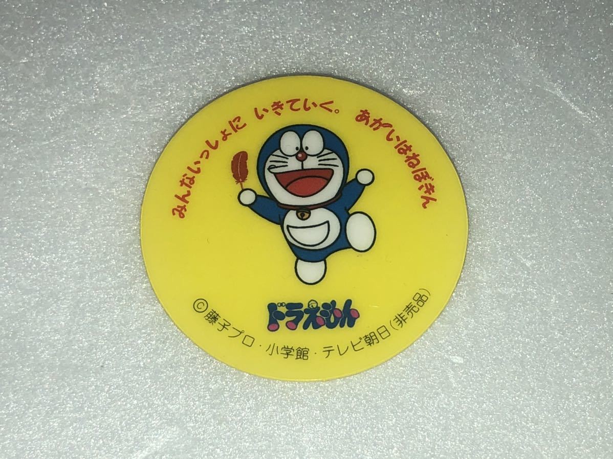 新品　未使用　1980 1990年代 当時物　非売品　ドラえもん　バッチ　バッジ　バッヂ　badge アニメ　藤子不二雄　古い　昔の　レトロ 黄色_画像1