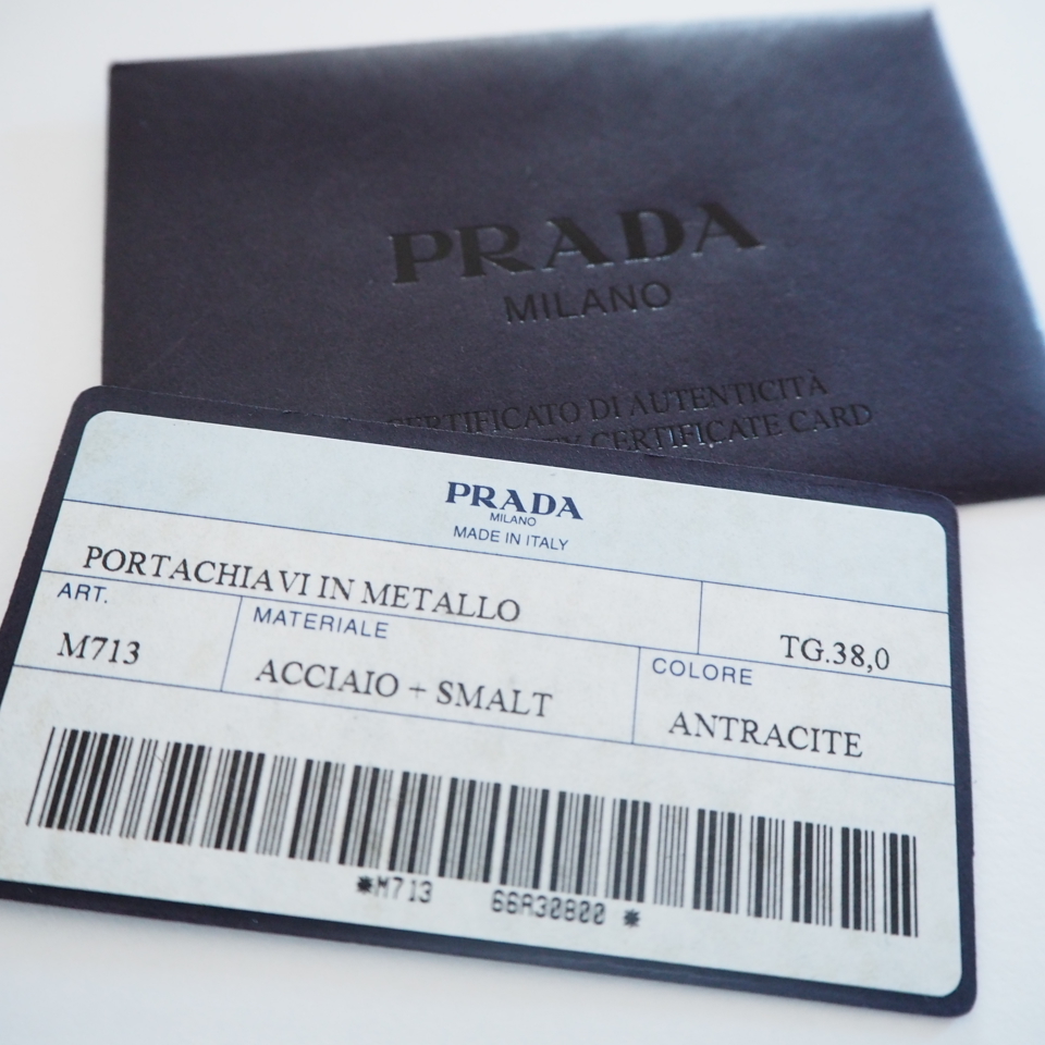 PRADA プラダ キーホルダー キーリング グリーン 箱 リボン ギャランティカード付き イタリア プラダ本店購入品 レディース メンズ可