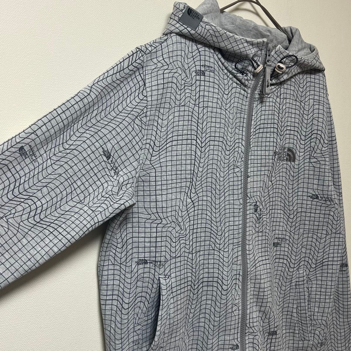 【希少】ノースフェイス フルジップ フードパーカー 刺繍 グレー L 美品【激レア】THE NORTH FACE グレー 総柄 パーカー L フーディ